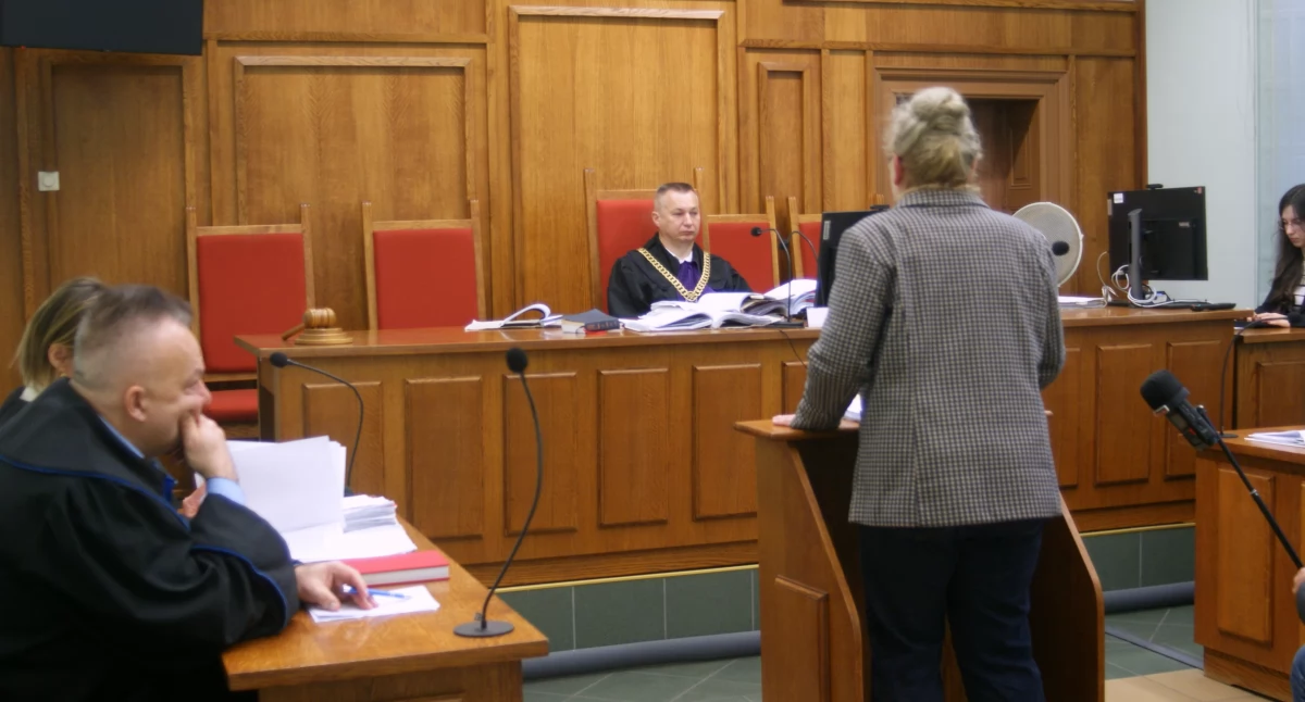Zdjęcie: Rozprawa przed Sądem Okręgowym w Legnicy. Za stołem sędziowskim sędzia Witold Wojtyło. Z lewej strony radca prawny Rafał Krupiński reprezentujący Collegium Witelona Uczelnia Państwowa. Fot. Piotr Kanikowski