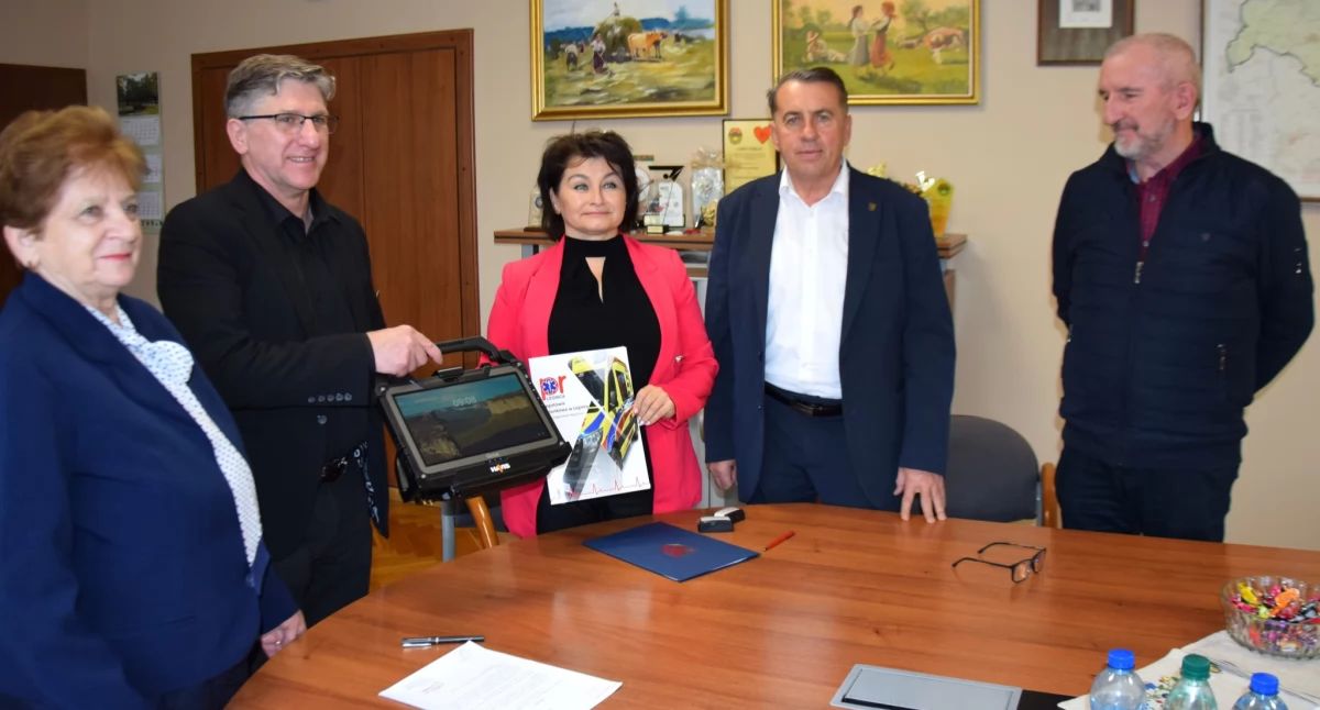 Zdjęcie: nowy tablet medyczny Fot.: Starostwo Powiatowe 