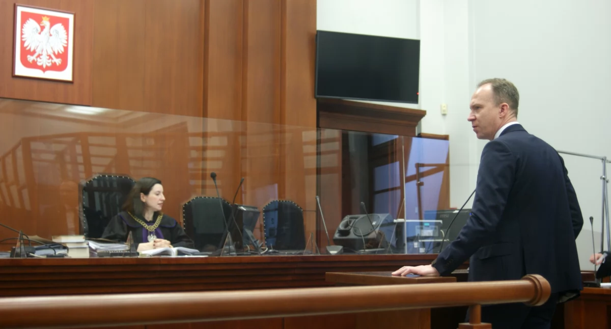 Zdjęcie: Sędzia Małgorzata Piotrowska podczas przesłuchania świadka, prezydenta Legnicy Macieja Kupaja. Fot. Piotr Kanikowski
