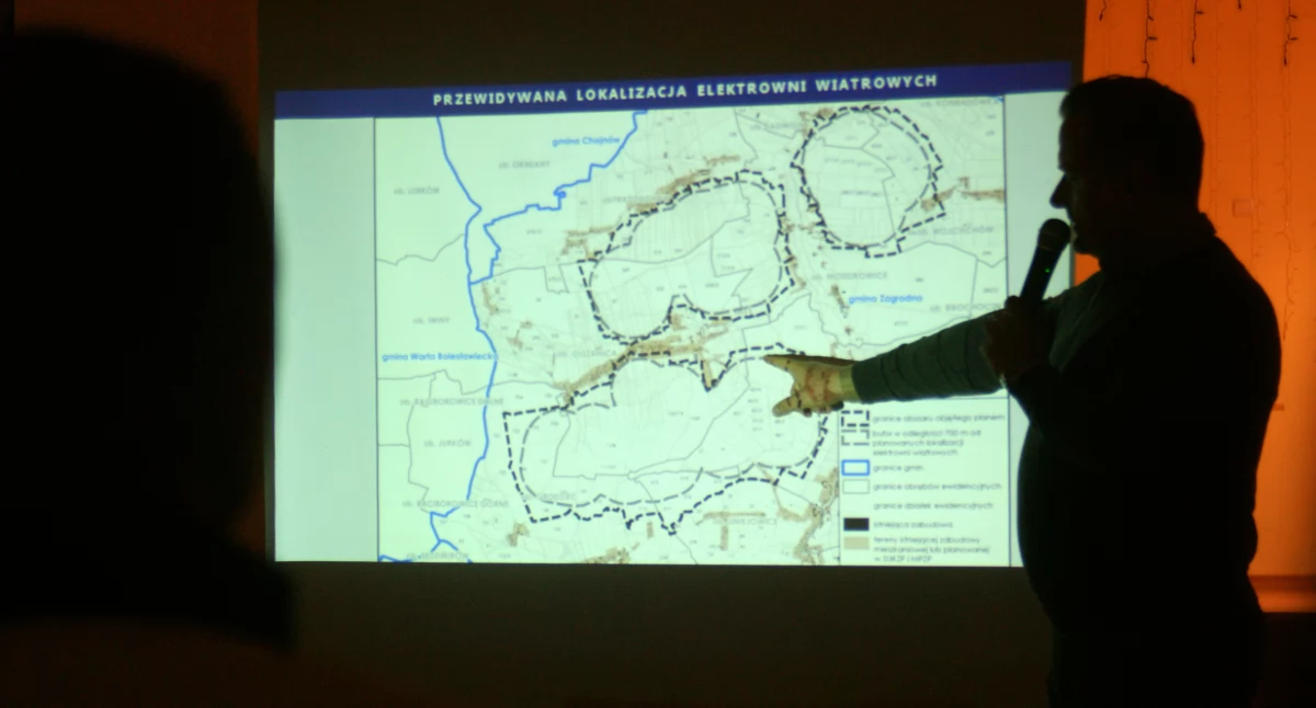 Zdjęcie: Olszanica, prezentacja planowanej lokalizacji elektrowni wiatrowych w gminie Zagrodno. Fot. Piotr Kanikowski