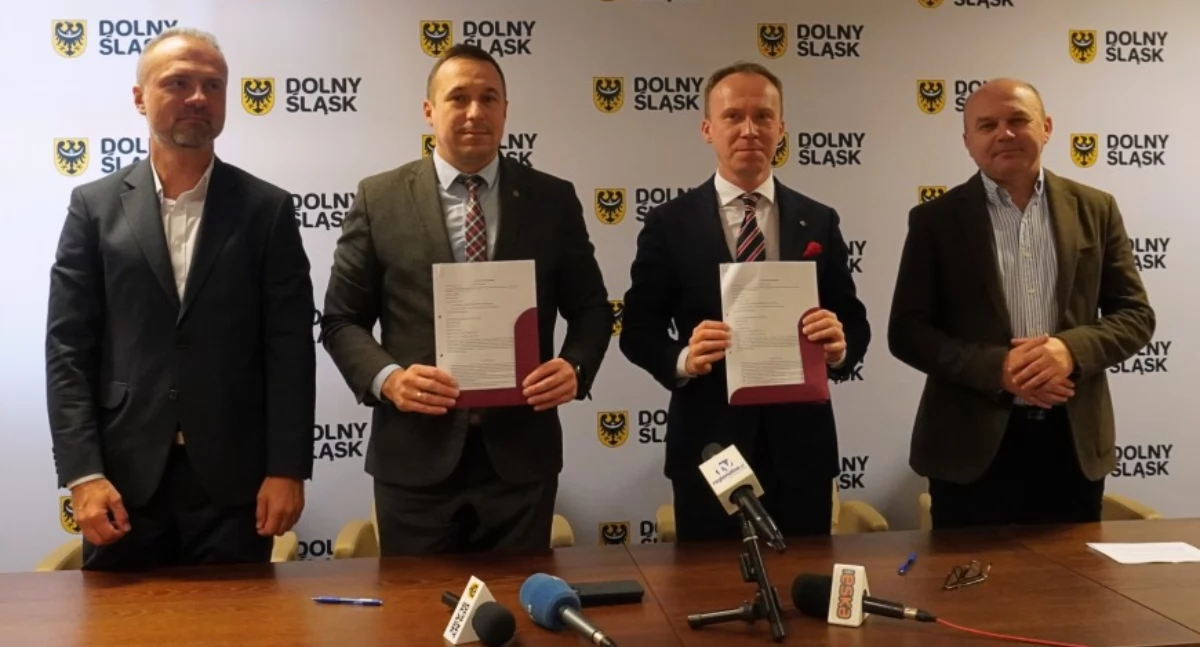 Zdjęcie: 4 listopad 2024 r, Wrocław, podpisanie umowy na dofinansowanie do modernizacji hali w Legnicy. Od lewej: Członek zarządu województwa dolnośląskiego Jarosław Rabczenko, marszałek Paweł Gancarz, prezydent Legnicy Maciej Kupaj, wicemarszałek Wojciech Bochnak. Fot. Urząd Miasta w Legnicy 