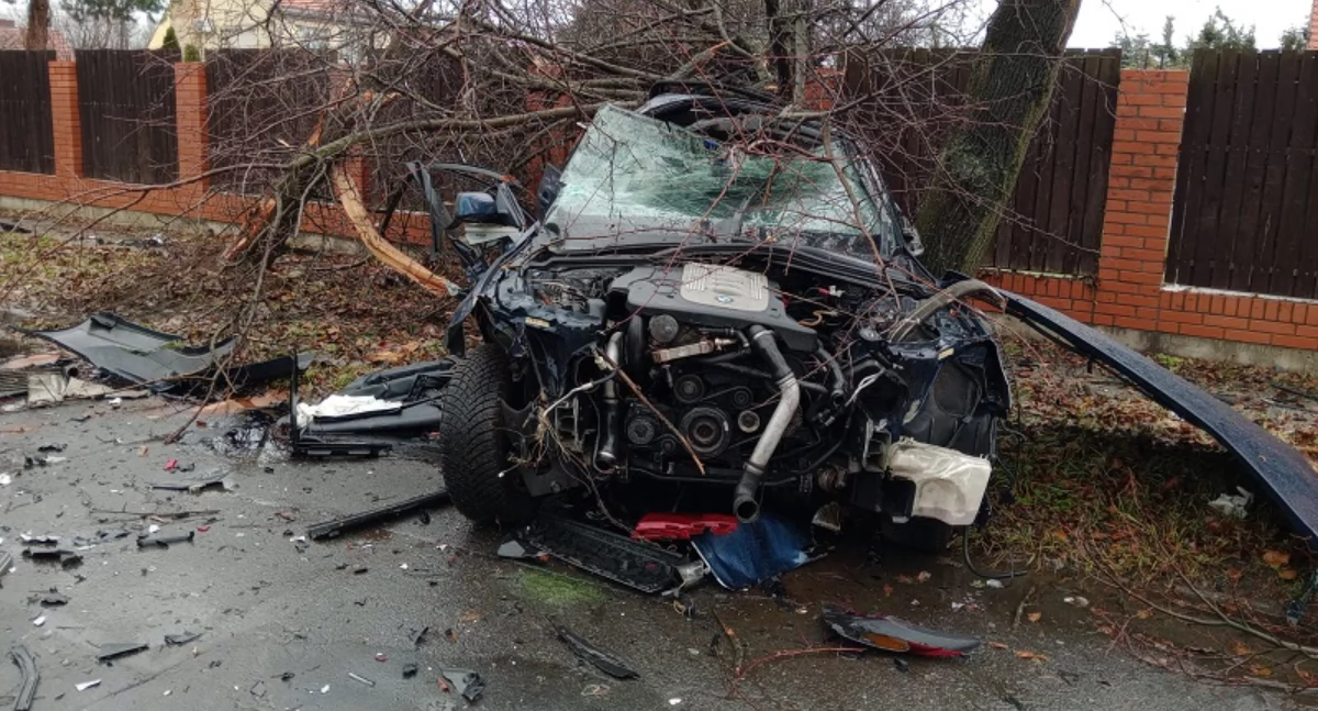 Zdjęcie: Legnica, ul Zamiejska, zniszczone BMW. Fot. Policja Legnica