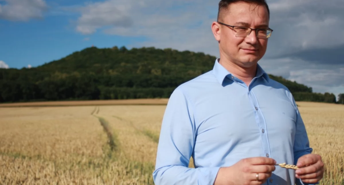 Zdjęcie: Radny Marcin Karasiński, wiceprzewodniczący Rady Gminy Zagrodno, na polu pod Grodźcem 