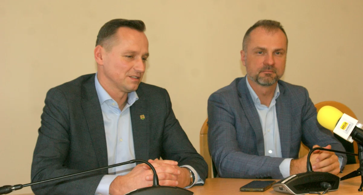 Zdjęcie: (od lewej) burmistrz Złotoryi Paweł Kulig, członek zarządu województwa dolnośląskiego Jarosław Rabczenko. Fot. Piotr Kanikowski