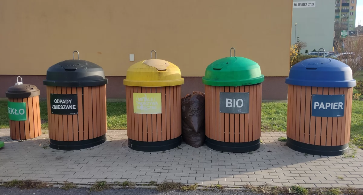 Zdjęcie: Legnica, pojemniki na odpady Fot.: LPGK