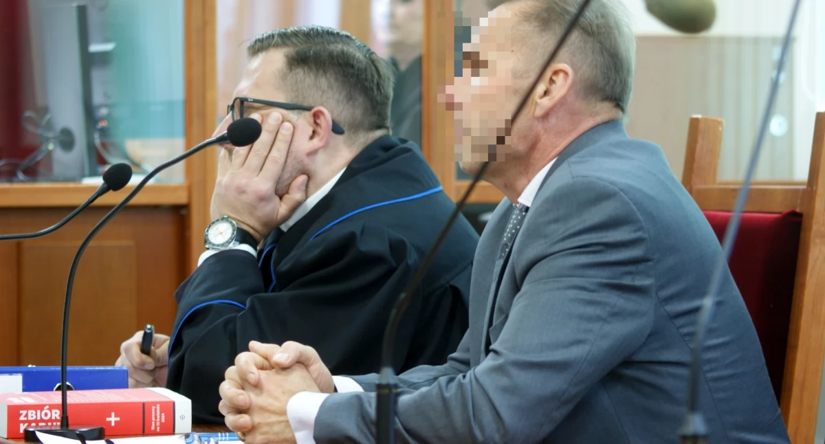 Zdjęcie: Adam K., prezes spółki Eko Hybryd, w ławie oskarżonych. Obok jego obrońca. Fot. Piotr Kanikowski