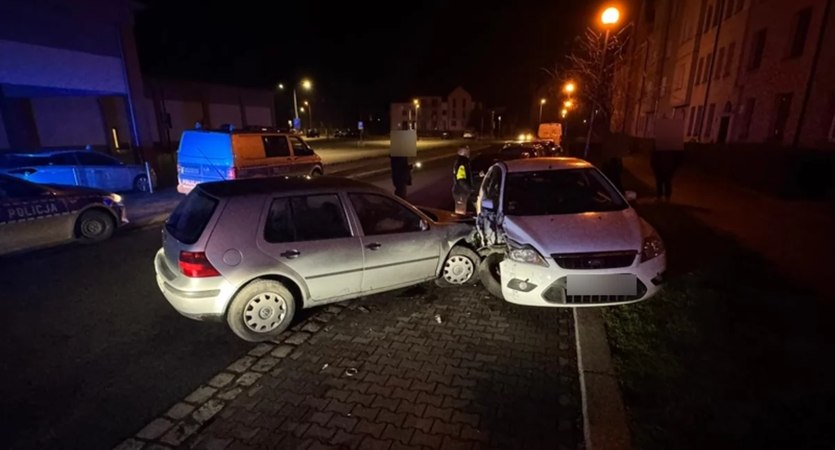 Zdjęcie: Volkswagen 22-latka po uderzeniu w pojazdy na ul. Krótkiej. Fot. Policja Legnica