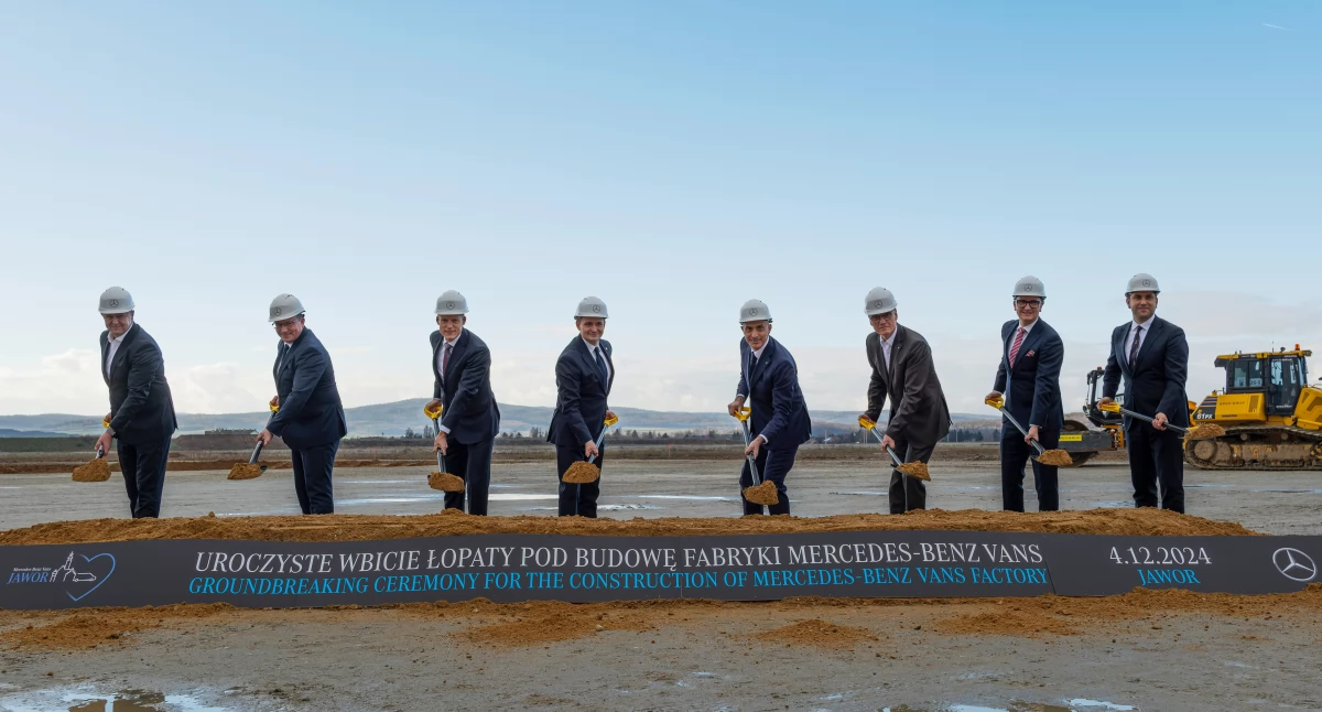 Zdjęcie: Jawor, 4 grudnia 2024, symboliczne wbicie łopaty pod fabrykę Mercedes-Benz Vans, Fot. Mercedes-Benz Manufacturing Poland