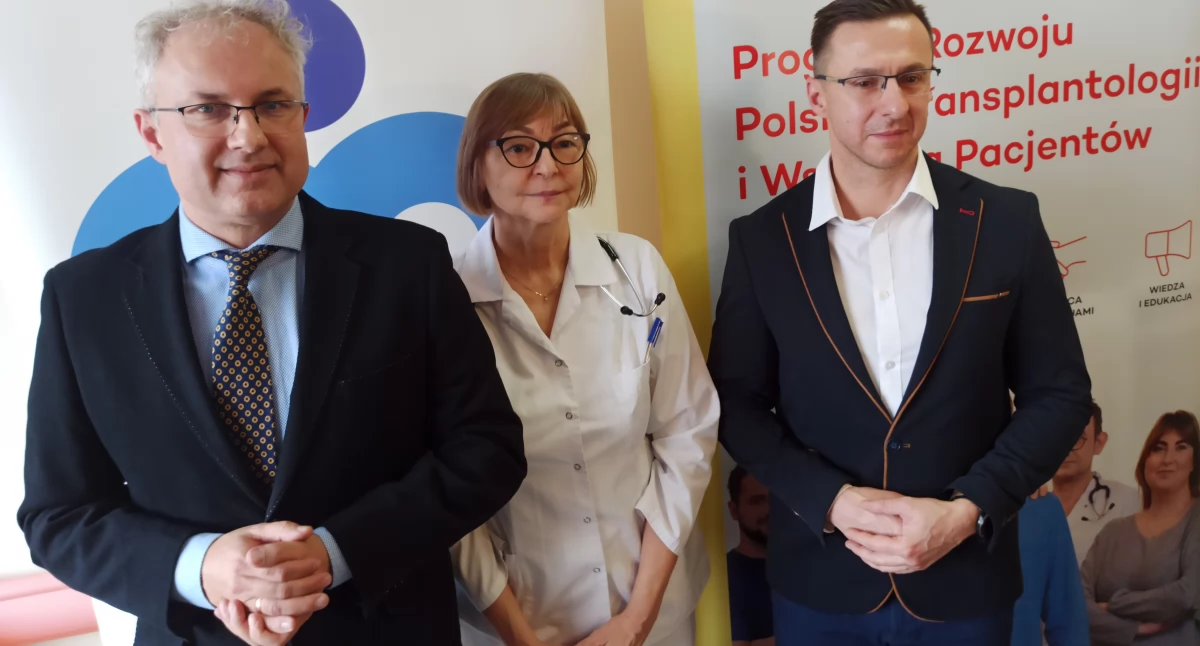 Zdjęcie: (od lewej) Maciej Leszkowicz - dyrektor Wojewódzkiego Szpitala Specjalistycznego w Legnicy, dr n. med. Jadwiga Hołojda - ordynator Oddziału Hematologicznego WSS w Legnicy oraz Leszek Lewandowski z Fundacji DKMS. Fot. Krzysztof Maciejak/ WSS w Legnicy