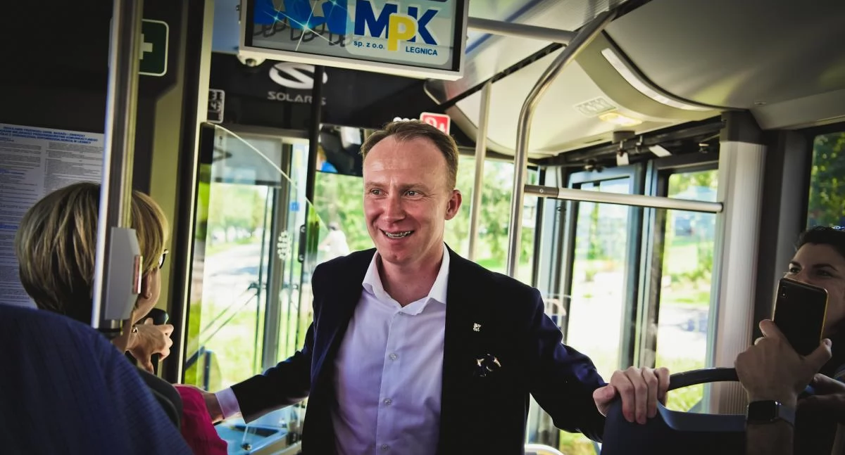 Zdjęcie: Prezydent Legnicy Maciej Kupaj w autobusie Miejskiego Przedsiębiorstwa Komunikacyjnego w Legnicy. Fot. Aga Jackiewicz