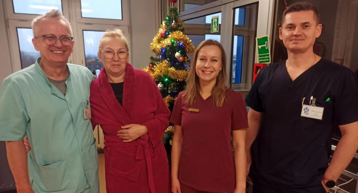 Zdęcie: (od lewej) Tomasz Bojarowski, Danuta Sawicka, Barbara Mysyk-Wolniczek i Marcin Czerwiński. Fot. Krzysztof Maciejak/ Wojewódzki Szpital Specjalistyczny w Legnicy