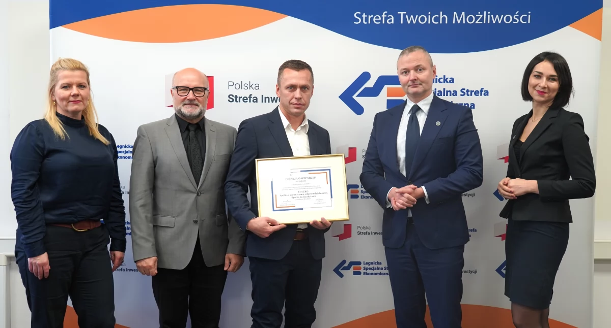 Zdjęcie: w środku Grzegorz Giedrys, dyrektor STALKO sp. z o.o. sp. k., oraz reprezentacja LSSE: Prezes Kajetan Bator, Wiceprezes Bartosz Hejmej oraz Justyna Hubiak (dyrektor Departamentu Obsługi Przedsiębiorców) i zastępca dyrektora, Magdalena Barczyk-Monteiro Fot.: LSSE