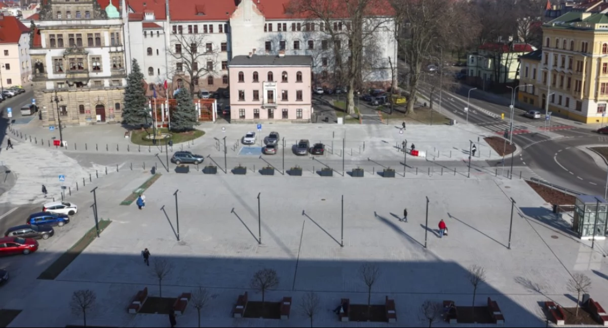 Zdjęcie: Plac Słowiański w Legnicy po przebudowie. Fot. Urząd Miasta w Legnicy