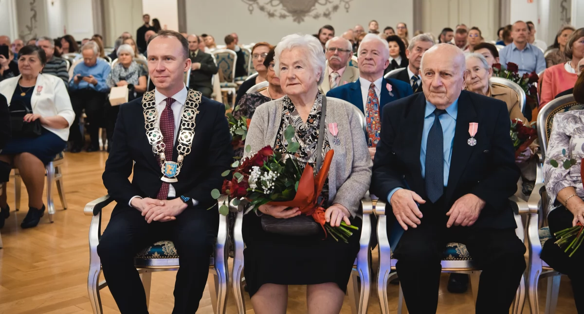 Zdjęcie: Prezydent Legnicy Maciej Kupaj i państwo Janina i Jan Fedorczak Fot.: Aga Jackiewicz