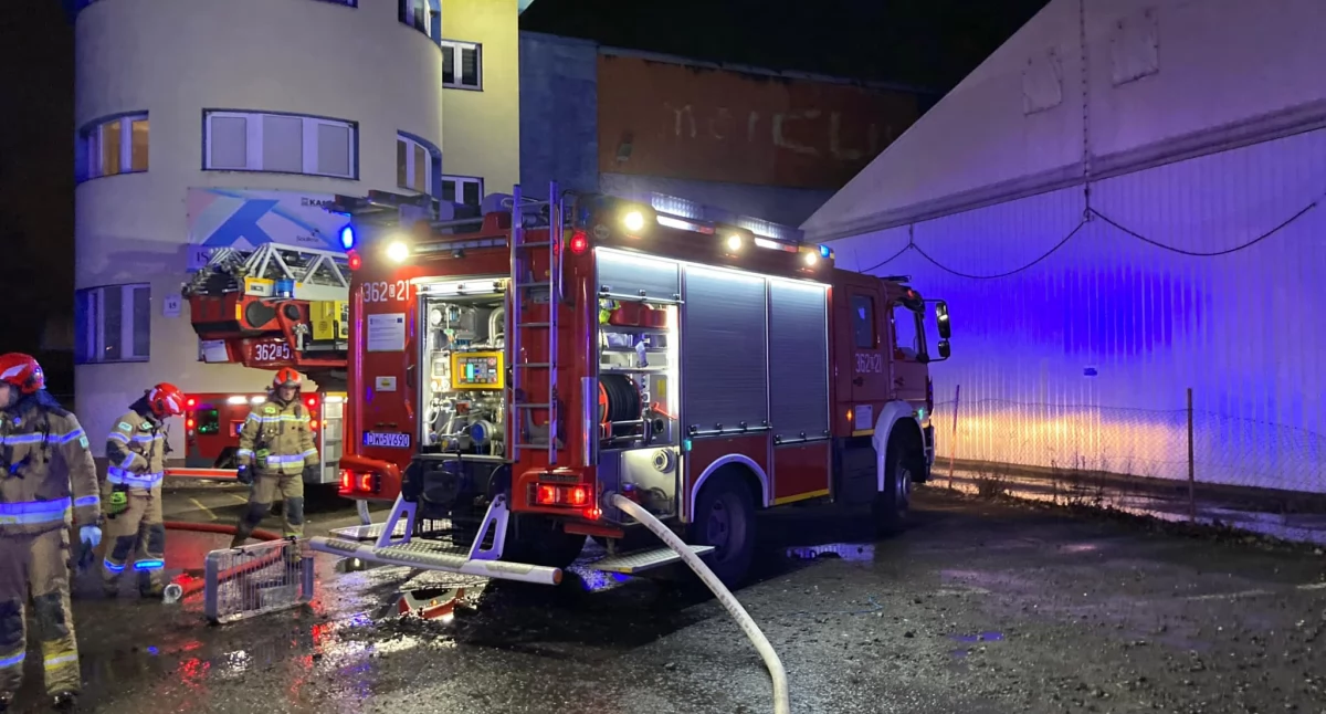 Zdjęcie: akcja gaszenia pożaru Fot.:  Komenda Miejska Państwowej Straży Pożarnej w Legnicy/mł. bryg. Maciej Malec