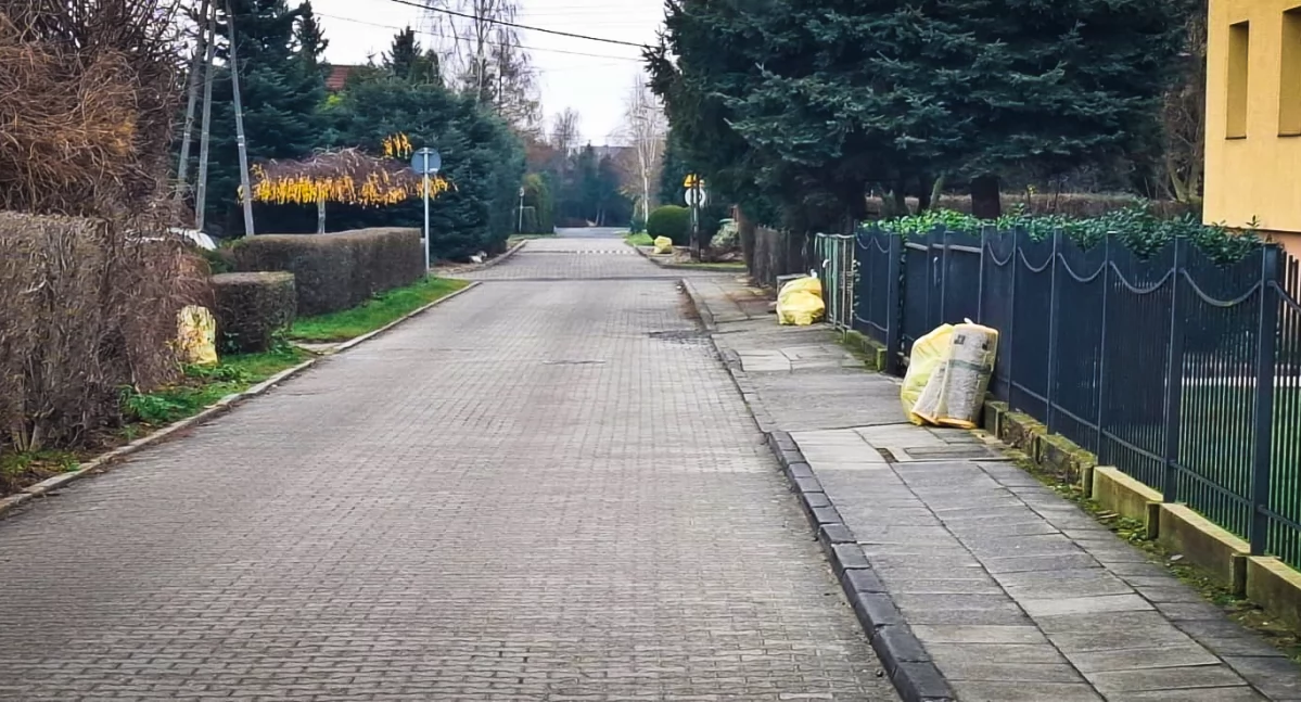 Zdjęcie: odpady - metale i tworzywa - naszykowane do odbioru Fot.: LPGK