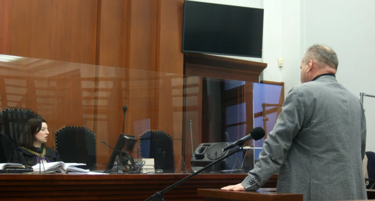 Zdęcie: Sędzia Małgorzata Piotrowska, świadek - były prezes Legnickiego Przedsiębiorstwa Gospodarki Komunalnej w Legnicy. Fot. Piotr Kanikowski