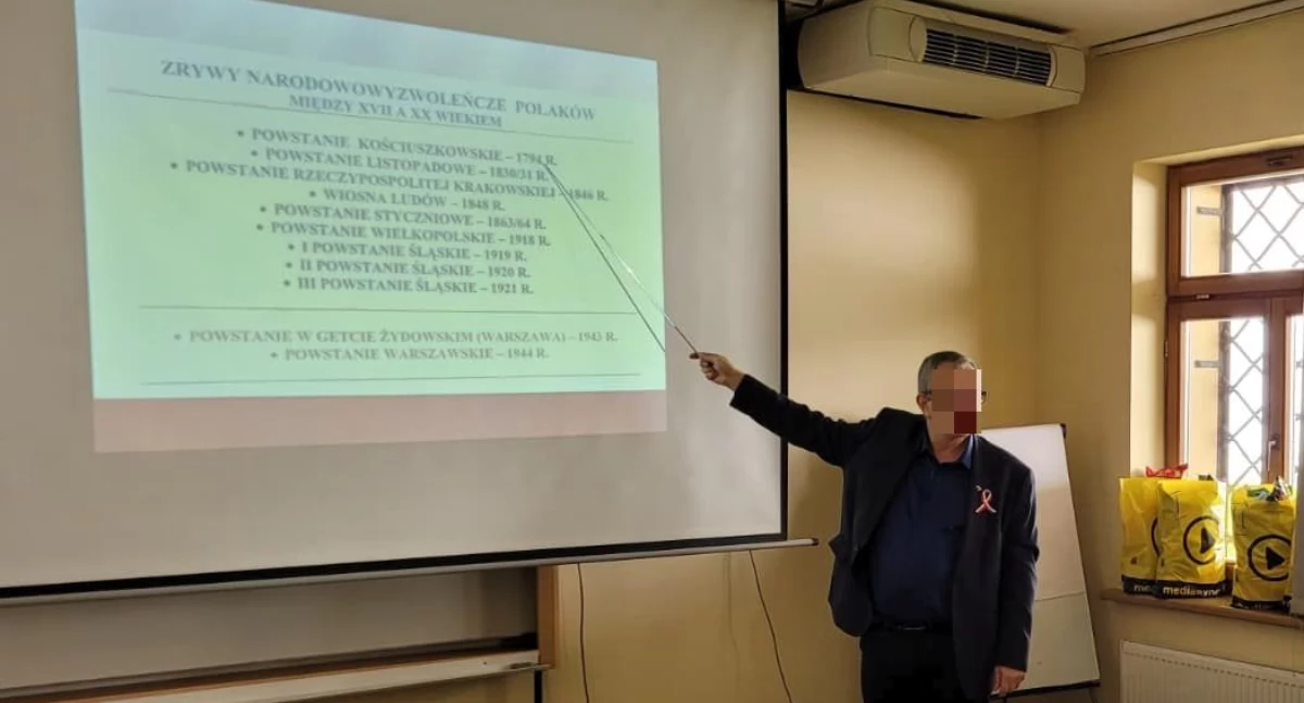 Zdjęcie: Jacek T. podczas zajęć z okazji Święta Niepodległości. Źródło: Facebook/ Okręgowy Ośrodek Wychowawczy w Jerzmanicach-Zdroju