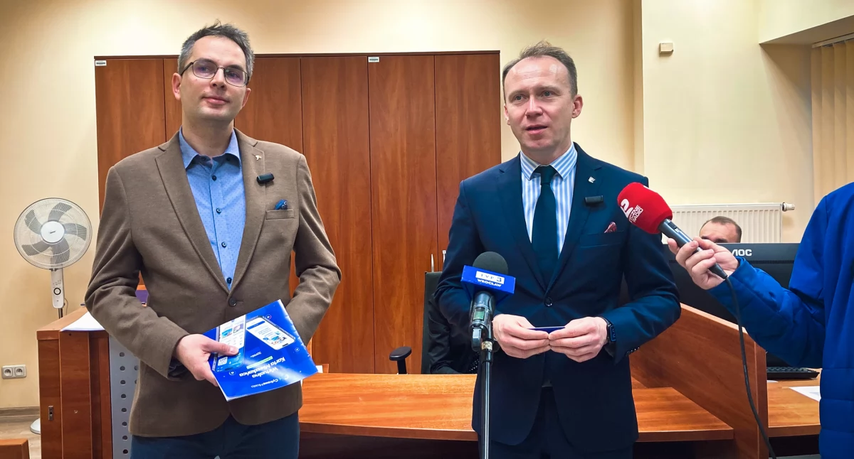 Zdjęcie: Andrzej Czabajski, kierownik Referatu Aktywności Lokalnej i prezydent Legnicy Maciej Kupaj podczas konferencji Fot.: Aga Jackiewicz