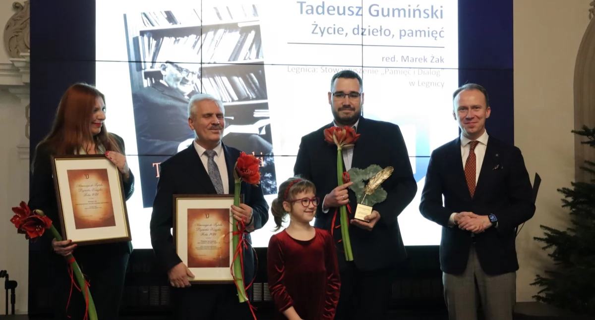 Zdjęcie: Gala Legnickiej Książki Roku 2023, prezydent Maciej Kupaj, laureat Marek Żak i finaliści Agnieszka Cubała oraz Jerzy Starzyński. Fot. Muzeum Miedzi w Legnicy