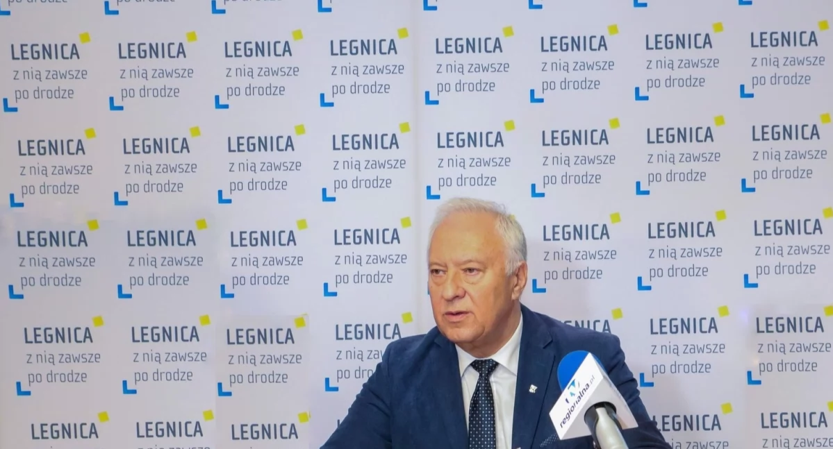 Zdjęcie: Tadeusz Krzakowski, były prezydent Legnicy. Fot. Urząd Miasta w Legnicy, fotomontaż.