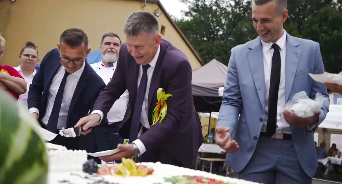 Zdjęcie: Sierpień 2024 r., dożynki w Zagrodnie. W centrum wójt Piotr Janczyszyn, po prawej przewodniczący Rady Gminy Zagrodno Bartosz Kunecki, po lewej wiceprzewodniczący Marcin Karasiński. Fot. Gmina Zagrodno - Europejska Zagroda.