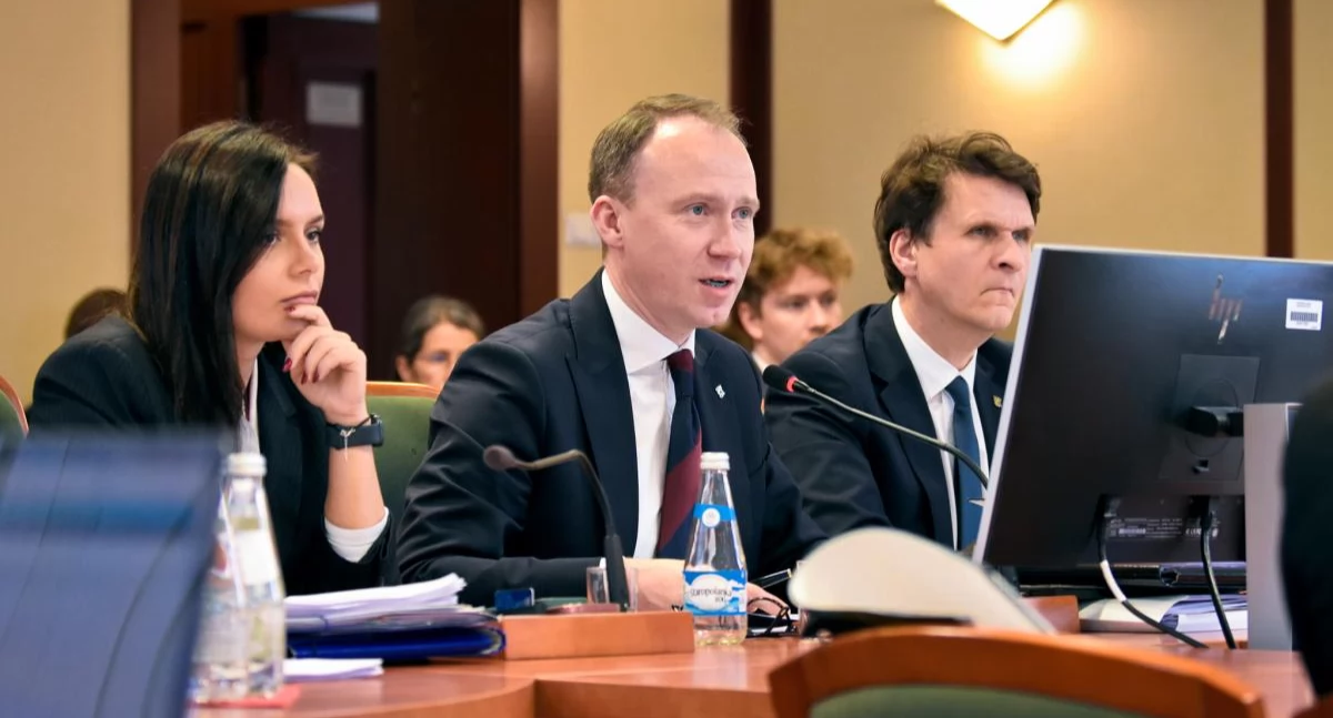 Zdjęcie: Sesja budżetowa. Od lewej: wiceprezydent Legnicy Aleksandra Krzeszewska, prezydent Legnicy Maciej Kupaj, wiceprezydent Legnicy Jacek Baszczyk. Fot. Aga Jackiewicz