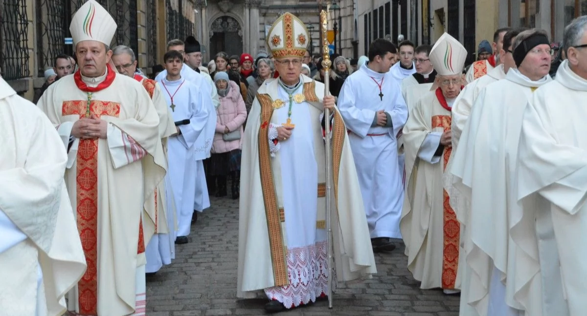 Zdjęcie: Biskup legnicki Andrzej Siemieniewski w procesji do katedry. Źródło: diecezja.legnica.pl