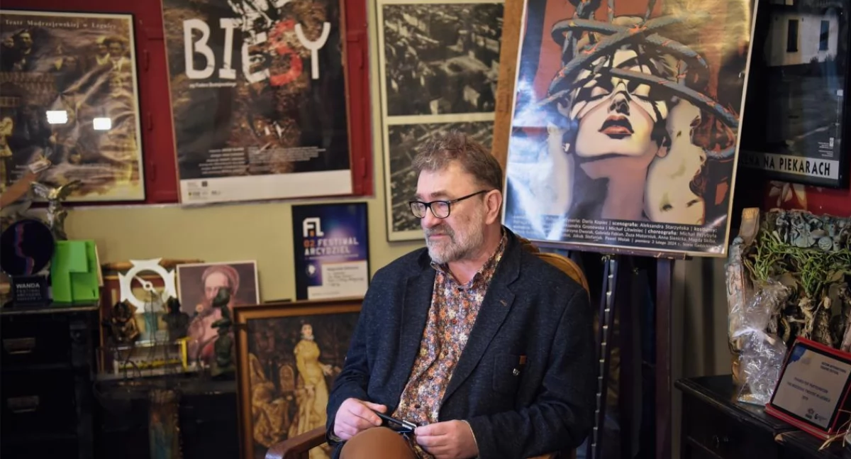 Zdjęcie: Jacek Głomb, dyrektor Teatru Modrzejewskiej w Legnicy, w swoim gabinecie. Fot. Aga Jackiewicz