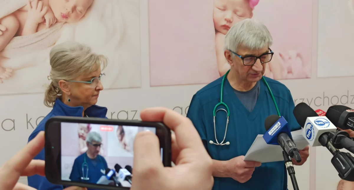 Zdjęcie: Beata Kowalczyk, pielęgniarka oddziałowa, i doktor Wojciech Kowalik, kierownik Oddziału Neonatologii, Intensywnej Tearpii Wcześniaków, Noworodków i Dzieciw Wojewódzkim Szpitalu Specjalistycznym w Legnicy.  Fot. Krzysztof Maciejak 
