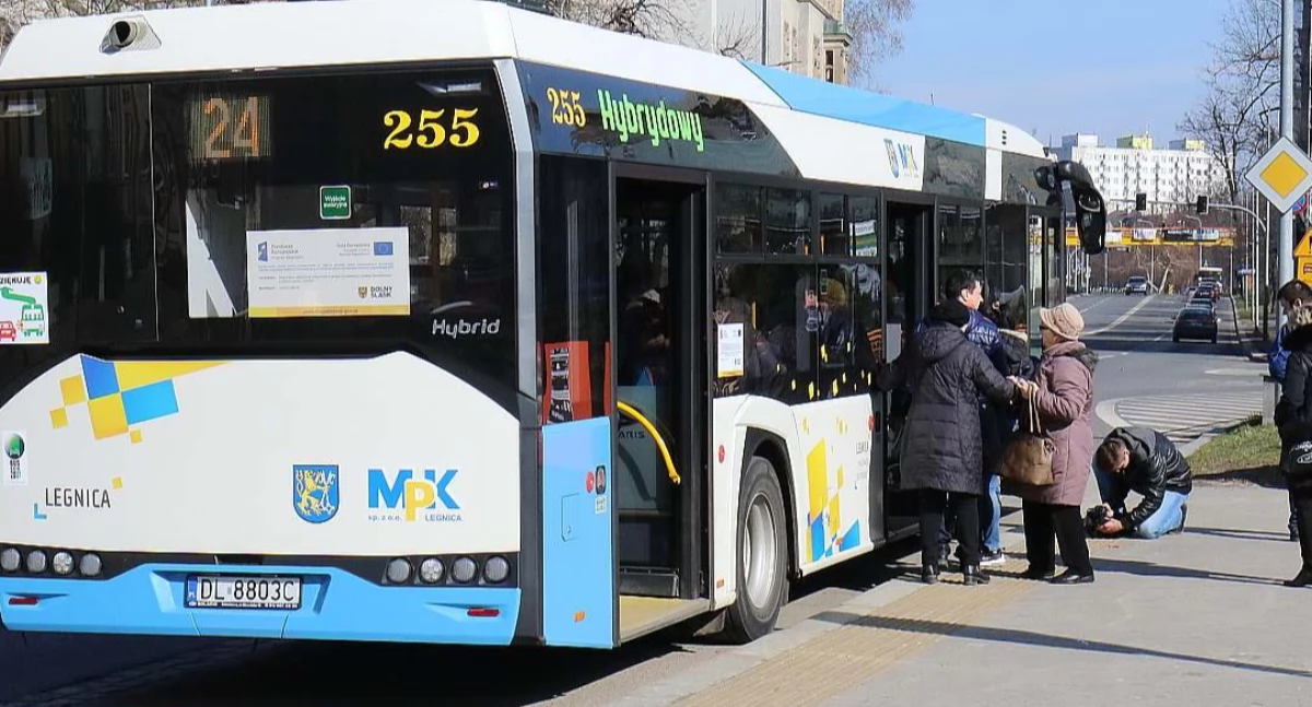Zdjęcie: Autobus Miejskiego Przedsiębiorstwa Komunikacyjnego w Legnicy. Fot. Andrzej Trzeciak