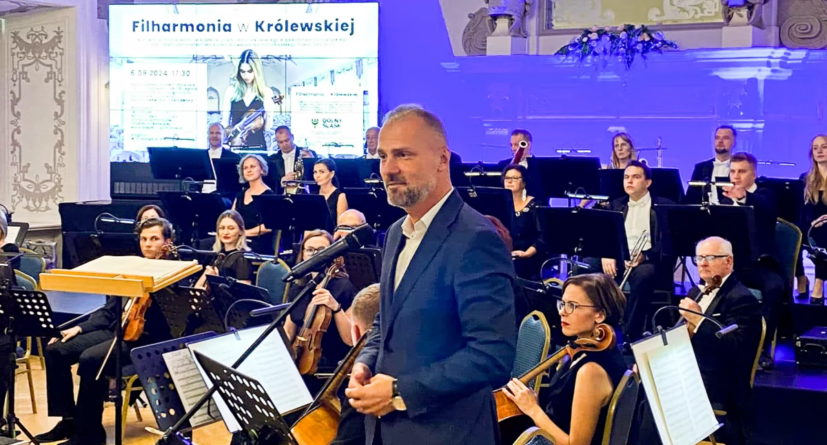 Zdjęcie: Jarosław Rabczenko podczas koncertu Filharmonii w Królewskiej Fot.: FB Jarosław Rabczenko
