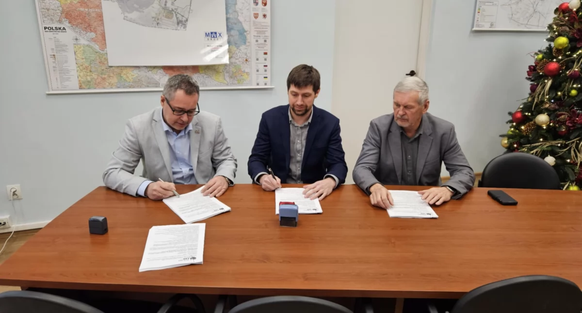 Zdjęcie: Podpisanie umowy w Zarządzie Dróg Miejskich w Legnicy. Fot. Urząd Miasta w Legnicy