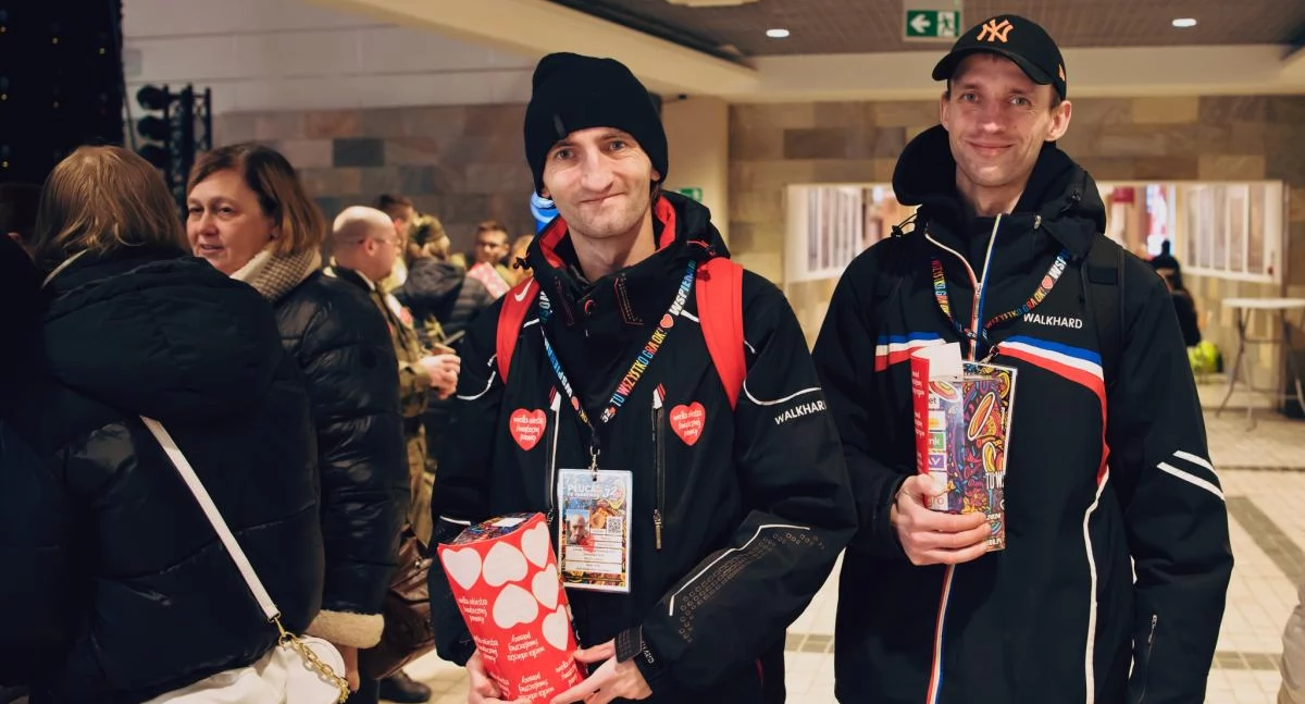 Zdjęcie: Wolontariusze WOŚP podczas 22. Finału w Legnicy. Fot. Aga Jackiewicz