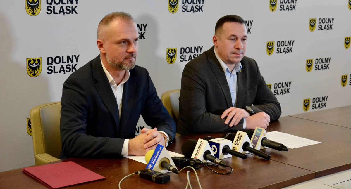 Zdjęcie: (od lewej) Jarosław Rabczenko i Paweł Gancarz Fot.: Urząd Marszałkowski Województwa Dolnośląskiego