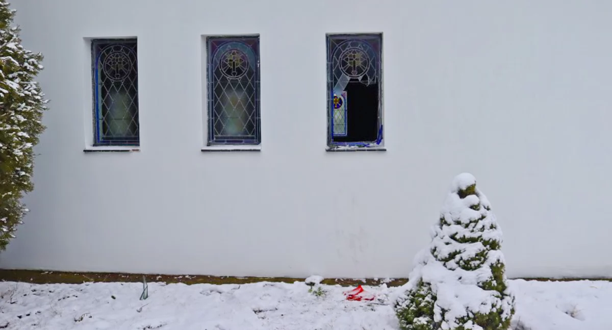 Zdjęcie: wybita szyba Fot.: KMP