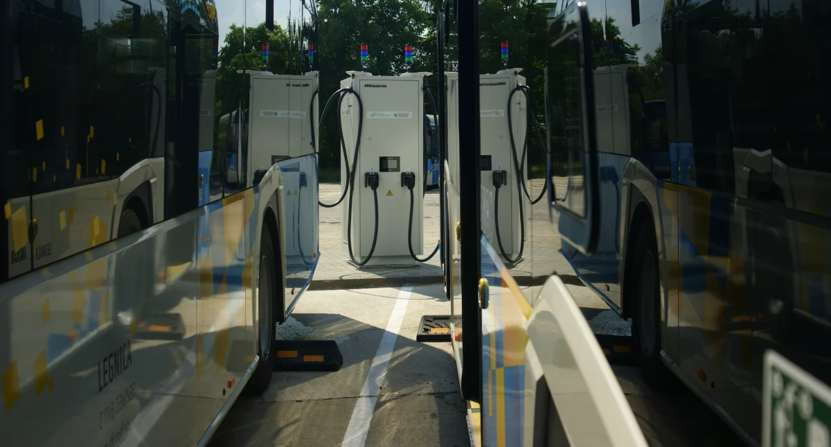 Zdjęcie: Stacja ładowania i autobusy elektryczne w bazie MPK Legnica. Fot. Piotr Kanikowski