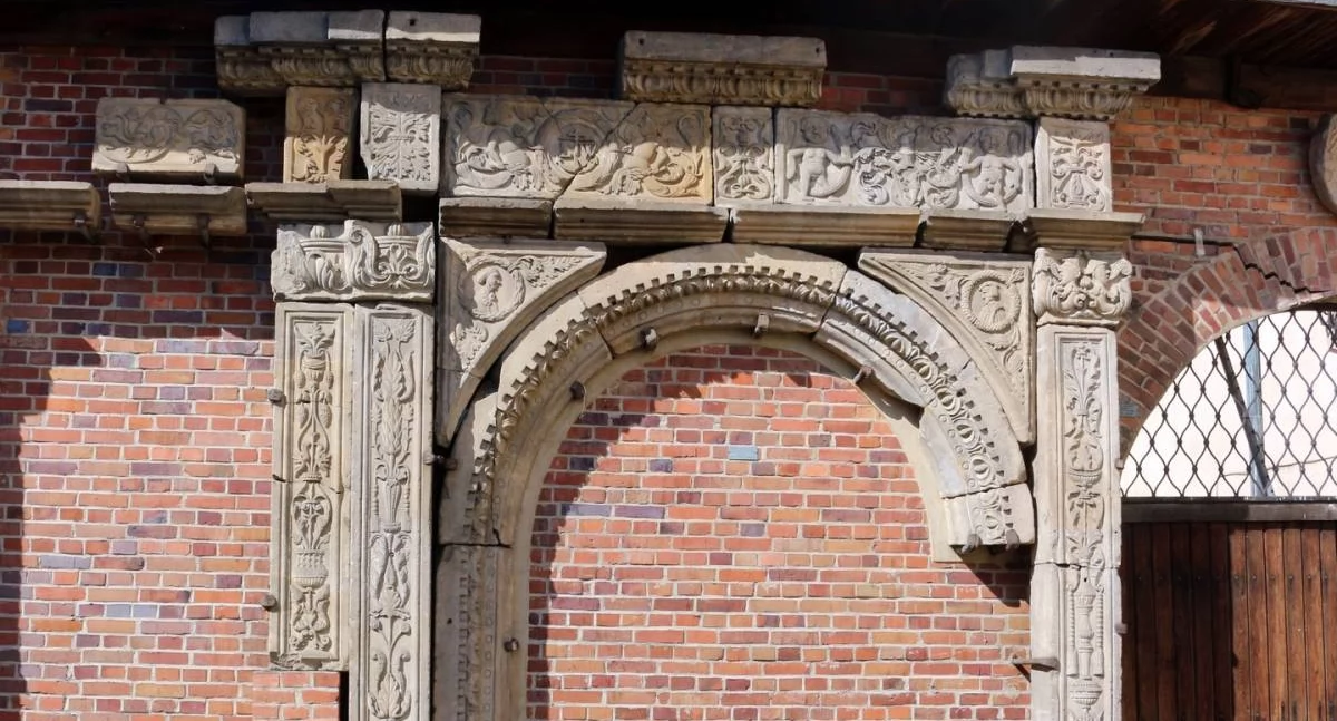 Zdjęcie: Jedna ze ścian w lapidarium przy Muzeum Miedzi w Legnicy. W rogu widać pęknięcie. Fot. Gazeta Legnicka 