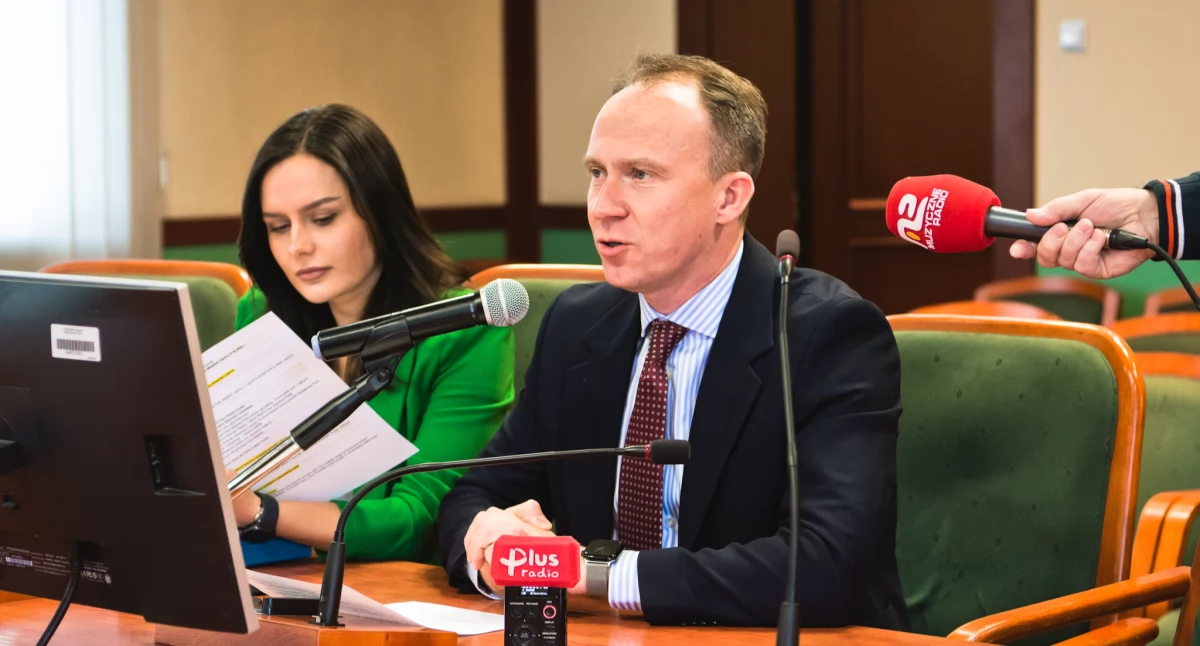Zdjęcie: Maciej Kupaj i Aleksandra Krzeszewska podczas sesji Młodzieżowej Rady Miasta Fot.: Aga Jackiewicz