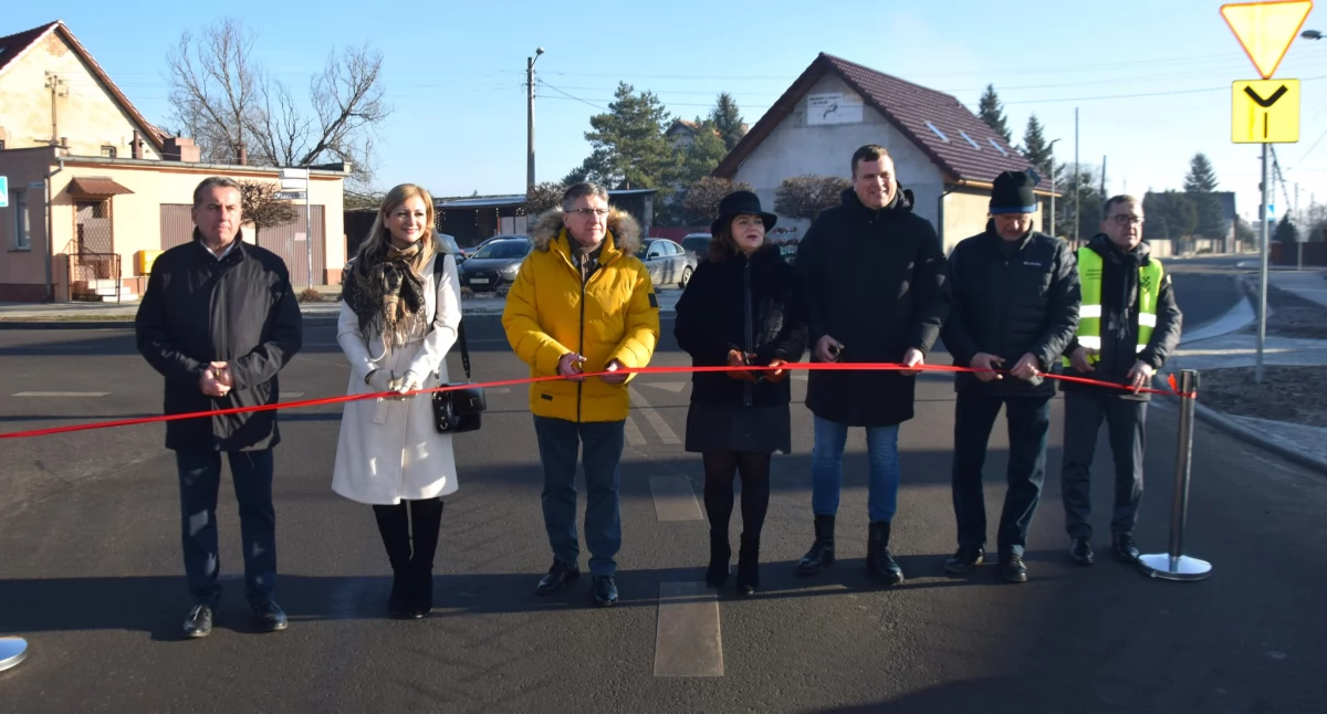 Zdjęcie: przecinanie wstęgi w miejscowości Prochowice Fot.: Starostwo Powiatowe