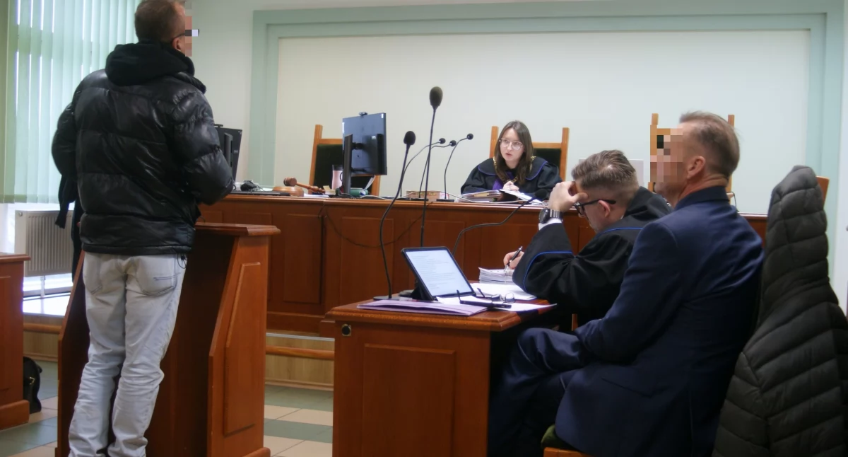 Zdjęcie: Proces Adama K. przed Sądem Rejonowym w Złotoryi. Oskarżony pierwszy z prawej, obok mecenas Micha Tarnowski. Za stołem sędziowskim sędzia Anna Rogalska. Z lewej strony świadek Janusz G. Fot. Piotr Kanikowski