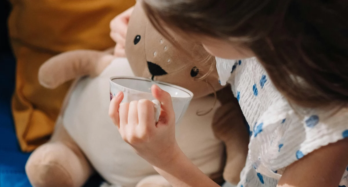 Zdjęcie ilustracyjne: dziewczynka z misiem. Fot Pexels/ Ron Lach
