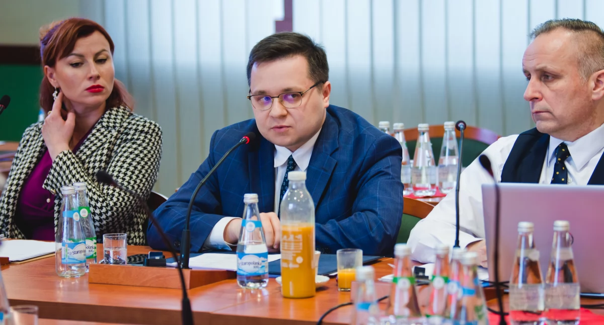 Zdjęcie: Rafał Rajczakowski, radny Rady Miejskiej Legnicy (w środku). Obok Marta Wisłocka i Andrzej Lorenc. Fot. Aga Jackiewicz