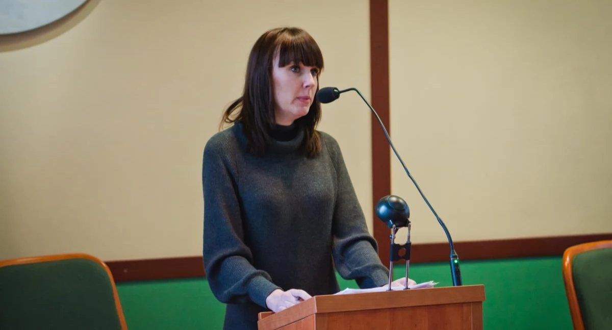 Zdjęcie: Magdalena Jakubowska, pełnomocniczka inicjatywy uchwałodawczej, na sesji Rady Miejskiej Legnicy. Fot. Aga Jackiewicz 