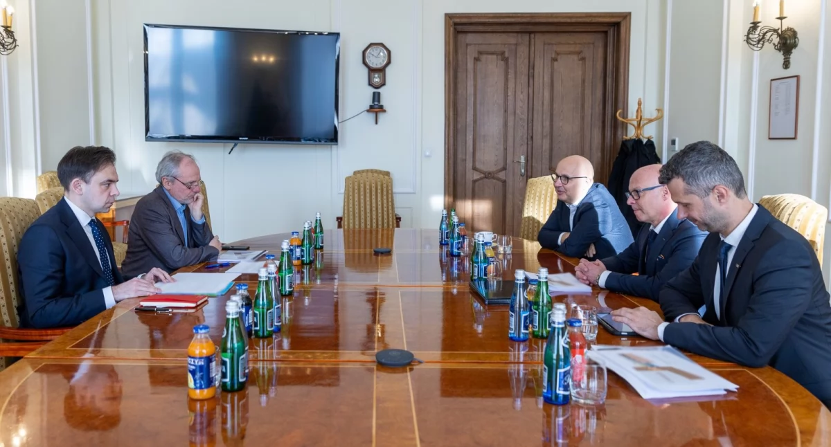 Zdjęcie: przedstawiciele KGHM Polska Miedź S.A. i ministrowie podczas spotkania Fot.: KGHM