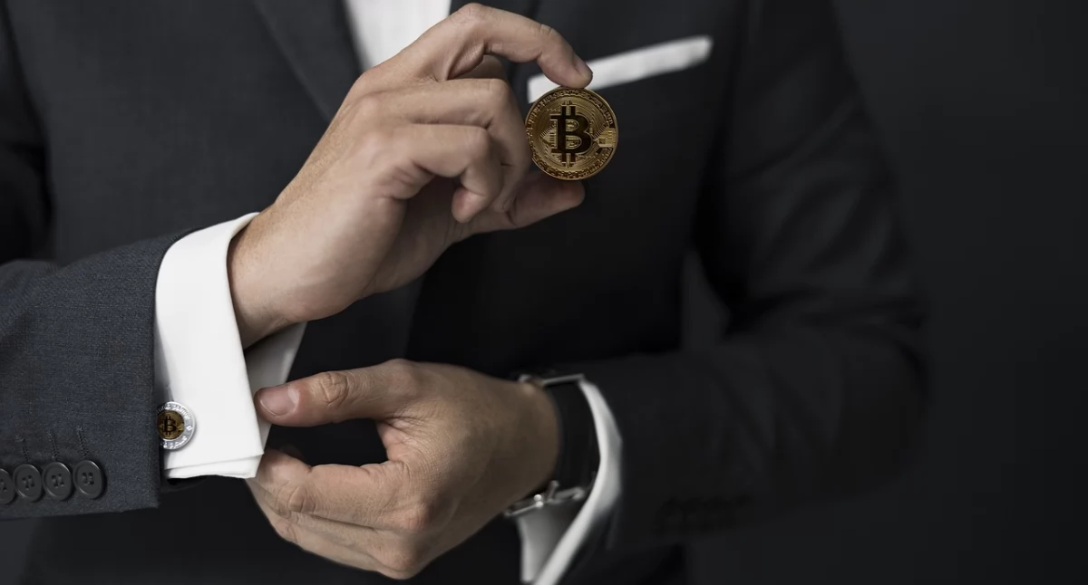 Zdjęcie: Prestidigitator z bitcoinem. Fot. Pixabay/ AaronJOlson
