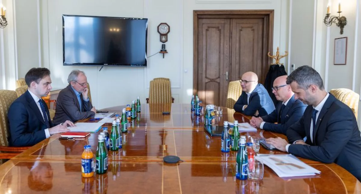 Zdjęcie: Rozmowy w sprawie podatku miedziowego. Przy stole siedzą minister finansów Andrzej Domański, wiceminister finansów Jarosław Neneman, wiceminister aktywów państwowych Robert Kropiwnicki, prezes KGHM Andrzej Szydło, wiceprezes KGHM ds finansowych Piotr Krzyżewski. Fot. KGHM Polska Miedź S.A. 