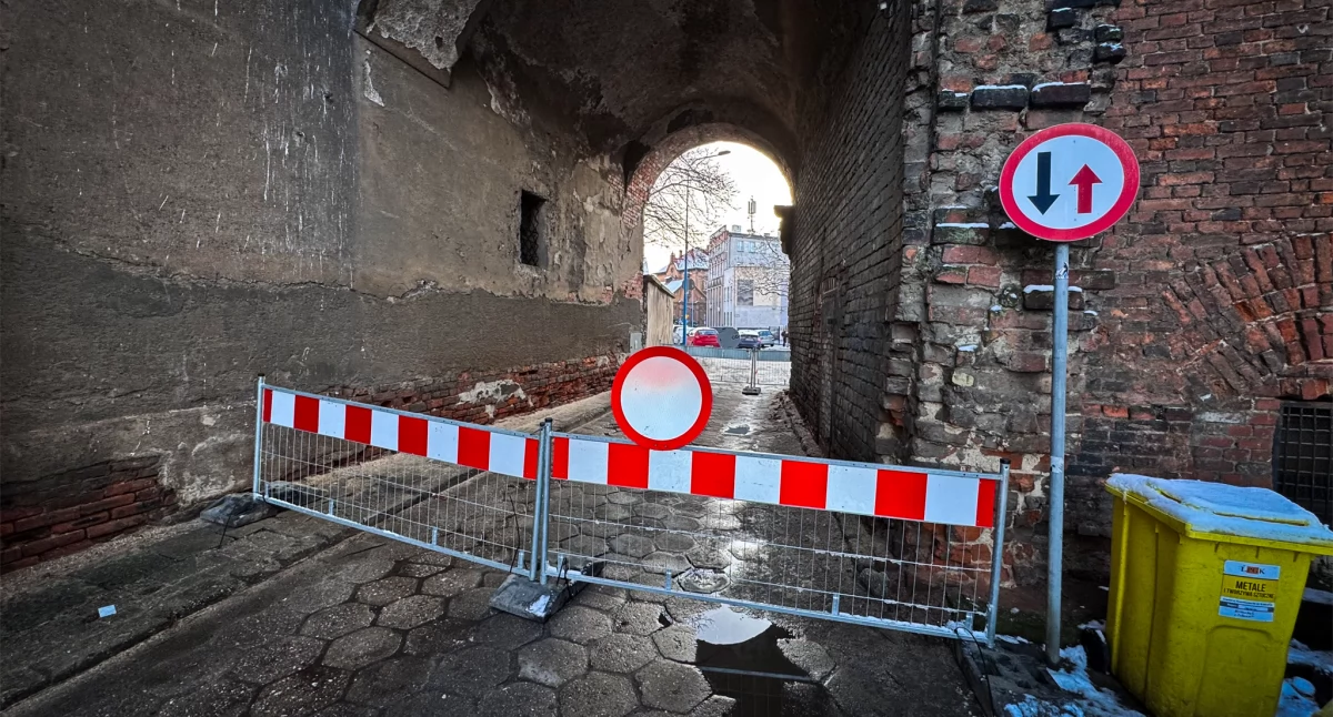 Zdjęcie: Zamknięty przejazd bramny na ul. Murarskiej w Legnicy. Fot. tuLegnica