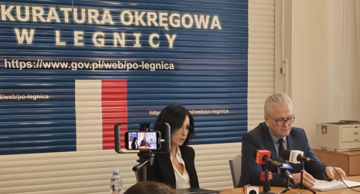Zdjęcie: Prokurator okręgowy Adam Kurzydło i rzeczniczka Prokuratury Okręgowej w Legnicy Liliana Łukasiewicz. Fot. Prokuratura Okręgowa w Legnicy