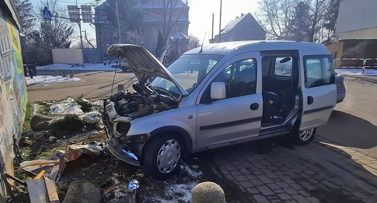 Zdjęcie: samochód po zdarzeniu Fot.: KMP